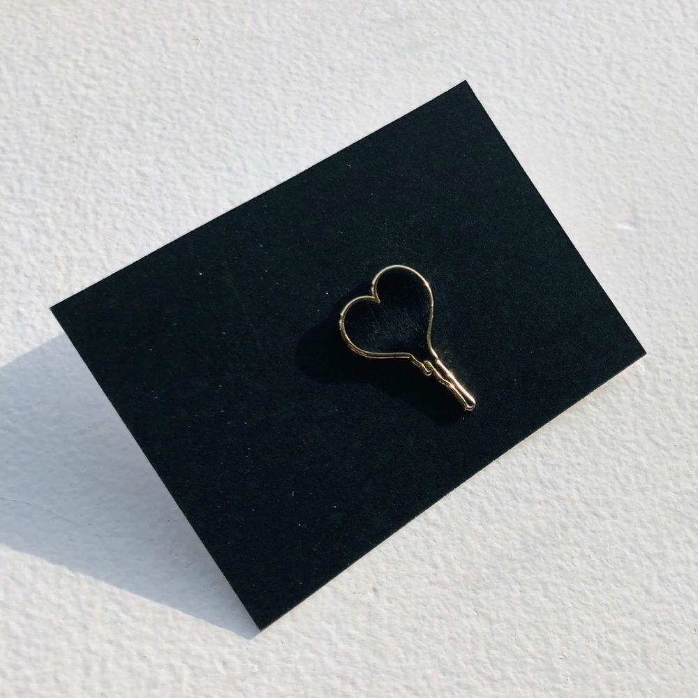 Bleeding heart enamel pin - Picture 6 of 6